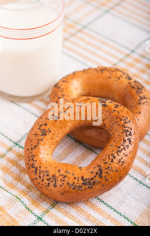 Pain deux-anneau à serviette sur le lait Banque D'Images