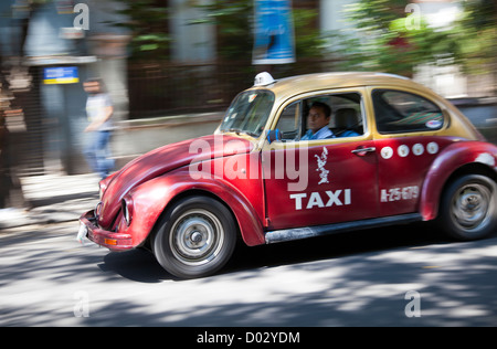 Taxi VW se déplaçant le long d'Colima dans Roma Norte à Mexico DF Banque D'Images