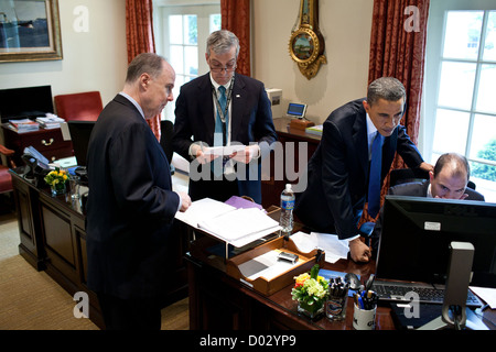 Le président américain Barack Obama travaille sur son discours sur le Moyen-Orient et l'Afrique du Nord avec les membres de son personnel de sécurité nationale le 19 mai 2011 dans l'avant-Bureau ovale de la Maison Blanche. Sur la photo de gauche sont le conseiller pour la sécurité nationale, Tom Donilon, sous-conseiller pour la sécurité nationale, Denis McDonough, et Ben Rhodes, Vice-conseiller à la sécurité nationale pour les communications stratégiques. Banque D'Images