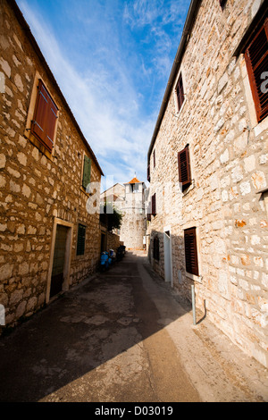 Alley à port town Stari Grad sur l'île de Hvar, Croatie Banque D'Images