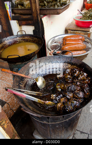 La Chine, périphérie de Shanghai. Ancien village de Zhujiajiao, typique cuisine porc collante dans le wok. Banque D'Images