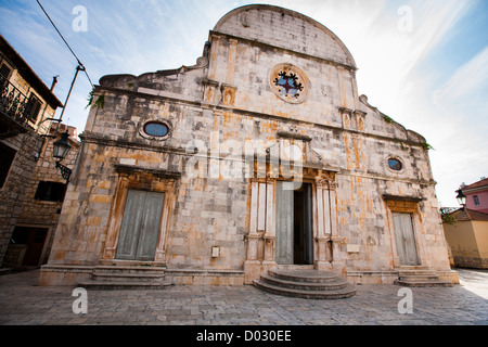 Église à port town Stari Grad sur l'île de Hvar, Croatie Banque D'Images