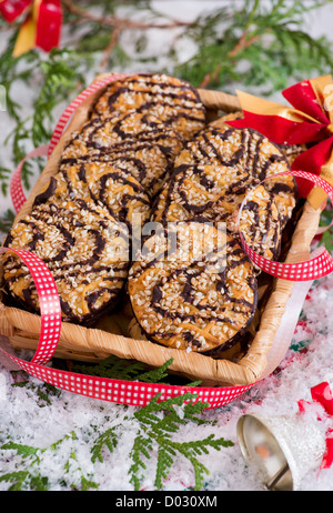Biscuits de Noël au panier carré avec décoration de fête et la neige, gros plan Banque D'Images
