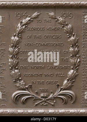 Le centre de l'inscription sur l'un des plaques de nom de la Première Guerre mondiale monument à la North Lancashire Regiment à Queen's Park. Banque D'Images