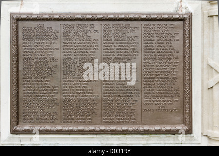 L'un des plaques de nom sur la Première Guerre mondiale, en mémoire de la North Lancashire Regiment à Queen's Park Bolton. Banque D'Images