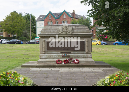 Première Guerre mondiale monument à la North Lancashire Regiment près de la nouvelle entrée de la route de Chorley Queens Park Bolton. Banque D'Images