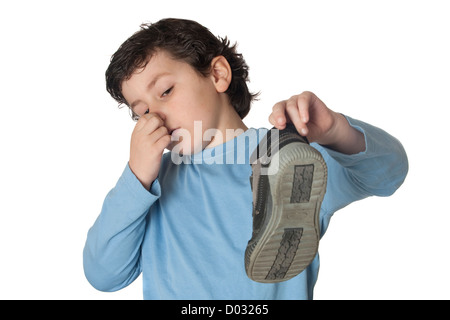 Enfant avec un nez étouffant prenant un boot isolé sur fond blanc Banque D'Images
