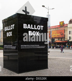 Bristol, Royaume-Uni. 15 novembre 2012. Une maquette surdimensionnée urne placée dans le centre de Bristol, Angleterre. Il s'agit d'inciter le public à voter dans la première élection du maire à Bristol. L'élection pour la police et le crime commissaires est également en place aujourd'hui, 15 novembre 2012. Crédit : Mr Standfast / Alamy Live News Banque D'Images