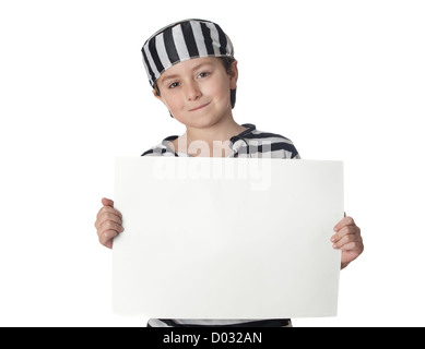 L'enfant sourit avec costume de prisonnier et de l'affiche en blanc isolé sur fond blanc Banque D'Images