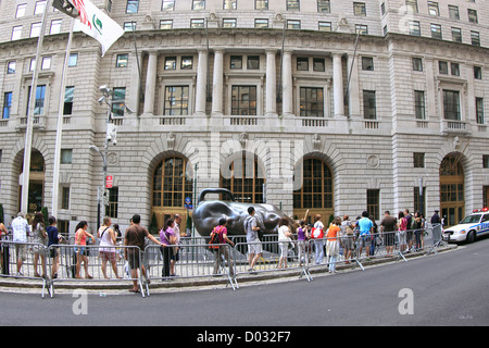 Les touristes font la queue pour avoir pris en photo avec le Taureau de Wall Street Lower Manhattan New York City Banque D'Images