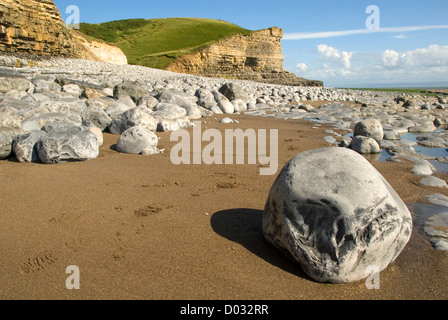 Pierres sur la plage et d'une falaise, l'autre près de Nash Point, Southerndown, côte du Glamorgan, Pays de Galles, Royaume-Uni Banque D'Images