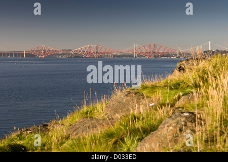 Point de vue de Downing Dalgety Bay de la Forth Bridges. Banque D'Images