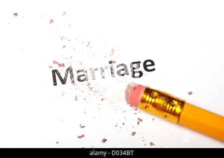 Concept de divorce avec crayon et gomme mot mariage Banque D'Images