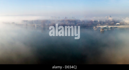 Panorama de Novi Sad dans la brume Banque D'Images