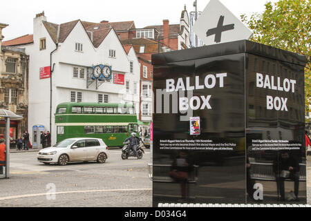 Bristol, Royaume-Uni. 15 novembre 2012. Bureaux de vote ouverts pour le maire de Bristol. Il y a eu beaucoup de campagnes de dernière minute à partir de l'ensemble des 15 candidats. Crédit : Rob Hawkins / Alamy Live News Banque D'Images