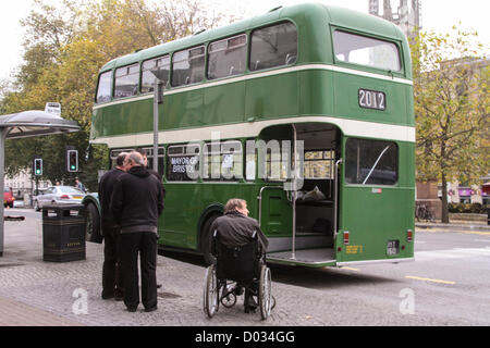 Bristol, Royaume-Uni. 15 novembre 2012. Ensemble pour l'utilisation des transports un bus d'époque dans leur campagne de pétition le, pas encore élu, maire de Bristol. Ils veulent mettre la politique des transports dans le cœur du nouveau manifeste du maire. Crédit : Rob Hawkins / Alamy Live News Banque D'Images