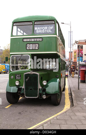 Bristol, Royaume-Uni. 15 novembre 2012. Ensemble pour l'utilisation des transports un bus d'époque dans leur campagne de pétition le, pas encore élu, maire de Bristol. Ils veulent mettre la politique des transports dans le cœur du nouveau manifeste du maire. Crédit : Rob Hawkins / Alamy Live News Banque D'Images