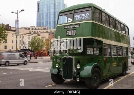 Bristol, Royaume-Uni. 15 novembre 2012. Ensemble pour l'utilisation des transports un bus d'époque dans leur campagne de pétition le, pas encore élu, maire de Bristol. Ils veulent mettre la politique des transports dans le cœur du nouveau manifeste du maire. Crédit : Rob Hawkins / Alamy Live News Banque D'Images