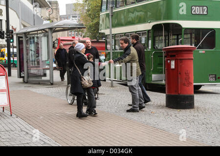 Bristol, Royaume-Uni. 15 novembre 2012. Ensemble pour l'utilisation des transports un bus d'époque dans leur campagne de pétition le, pas encore élu, maire de Bristol. Ils veulent mettre la politique des transports dans le cœur du nouveau manifeste du maire. Crédit : Rob Hawkins / Alamy Live News Banque D'Images