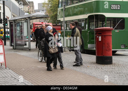 Bristol, Royaume-Uni. 15 novembre 2012. Ensemble pour l'utilisation des transports un bus d'époque dans leur campagne de pétition le, pas encore élu, maire de Bristol. Ils veulent mettre la politique des transports dans le cœur du nouveau manifeste du maire. Crédit : Rob Hawkins / Alamy Live News Banque D'Images