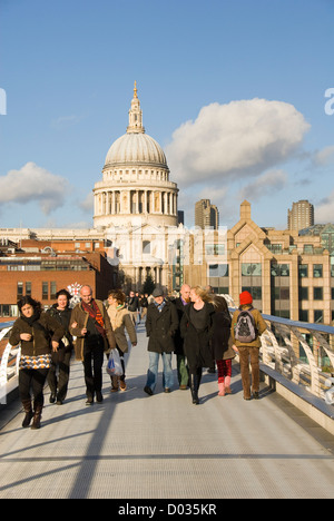 Les piétons sur le pont du Millénaire, la Cathédrale St Paul, Londres, Angleterre, Royaume-Uni, Europe Banque D'Images