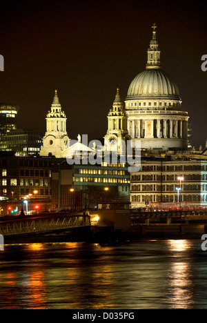 La Cathédrale St Paul la nuit, Londres, Angleterre, Royaume-Uni Banque D'Images