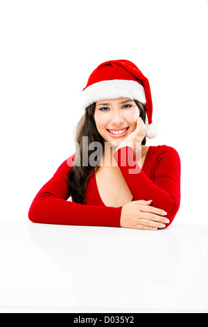 Belle asiatique femme avec un beau sourire wearing Santa's hat, isolated on white Banque D'Images