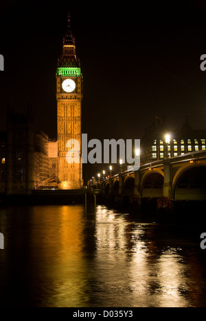 Chambres du Parlement, Big Ben, illumination, Westminster, London, England, UK Banque D'Images