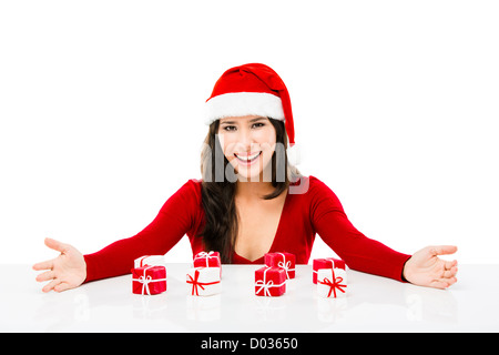 Beautiful Asian woman wearing Santa hat avec de petits cadeaux de Noël, isolated on white Banque D'Images