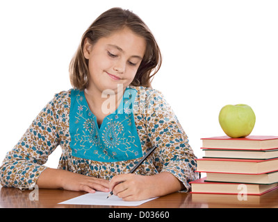 Adorable fille étudiant dans l'école un over white background Banque D'Images