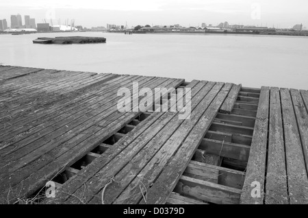 Jetée à l'abandon et l'horizon des Docklands de Londres, Angleterre Banque D'Images