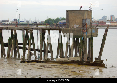 Jetée à l'abandon sur la Tamise à Londres, Angleterre Banque D'Images