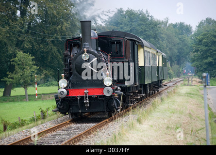 Vieux train à vapeur restauré avec les chariots toujours pour le plaisir des touristes dans les Pays-Bas. Banque D'Images