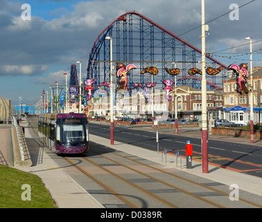 Tramway Blackpool et le Pepsi Max big one tour de caboteur de rouleau Lancashire England uk Banque D'Images