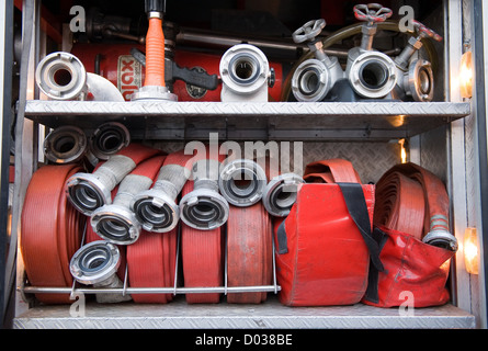 Les tuyaux d'incendie et d'autres équipements dans un camion pour être utilisé par les pompiers Banque D'Images