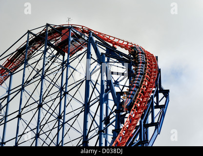 La grande l'un pepsi max est une montagnes russes en métal situé à Pleasure Beach Blackpool Lancashire England uk Banque D'Images