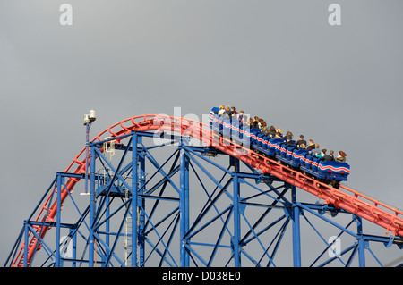 La grande l'un pepsi max est une montagnes russes en métal situé à Pleasure Beach Blackpool Lancashire England uk Banque D'Images