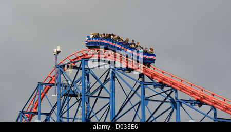 La grande l'un pepsi max est une montagnes russes en métal situé à Pleasure Beach Blackpool Lancashire England uk Banque D'Images