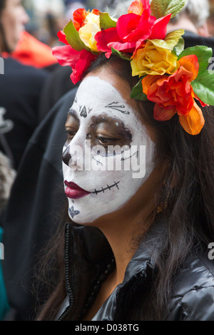 Jeune femme en costume et maquillage à la célébration pour la parade des Giants de San Francisco sur l'Halloween. Banque D'Images