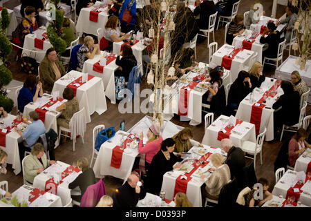 15 novembre 2012. London UK. Les visiteurs ayant un repas à l'endroit idéal pour l'accueil spectacle de Noël où plus de 400 exposants y présenteront un large éventail de produits et d'idées cadeaux à l'Earls Court Exhibition Centre Banque D'Images