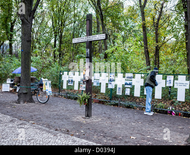 Victimes de Wall.large cross se souvient Heinz Sokolowski a été abattu au mur de Berlin près de la porte de Brandebourg et alors qu'il essayait de s'échapper, Mitte, Berlin Banque D'Images