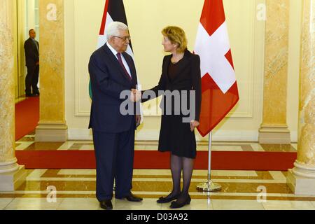 Le 15 novembre 2012 - Berne, Berne, Suisse - Le président palestinien Mahmoud Abbas avec le Président Suisse, Eveline Widmer-Schlumpf (R) posent3s lors d'une visite officielle en Suisse le 15 novembre 2012 à Berne. Abbas est prévue pour présenter sa soumission pour les non-membres de l'ONU de l'état avant l'Assemblée générale des Nations Unies le 29 novembre (crédit Image : © Thaer Ganaim APA/Images/ZUMAPRESS.com) Banque D'Images