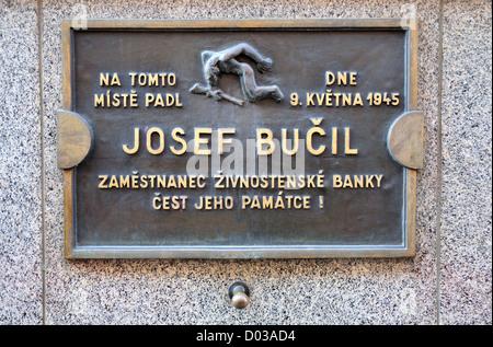 Prague, République tchèque. Plaque sur la Banque nationale tchèque commémorant la mort en WW2 de Josef Bucil, employé de la banque Banque D'Images