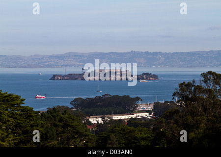 Vue d'Alcatraz de Ft. Mason à San Francisco, Californie Banque D'Images