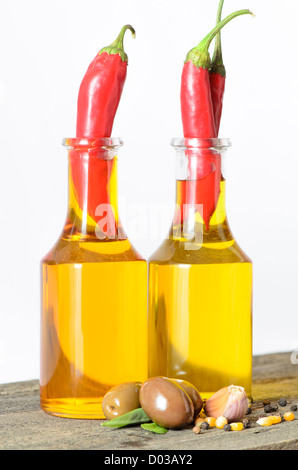 Deux bouteilles d'huile d'olive et des légumes Banque D'Images