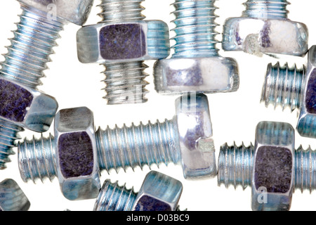 Close up of zinc vis couverts, isolé sur fond blanc Banque D'Images