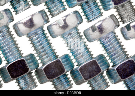 Close up of zinc vis couverts, isolé sur fond blanc Banque D'Images