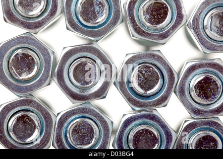 Close up of zinc vis couverts, isolé sur fond blanc Banque D'Images