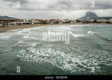 Une vue sur l'Arenal dans la ville espagnole de la montagne Montgo Javea avec à l'horizon. Banque D'Images