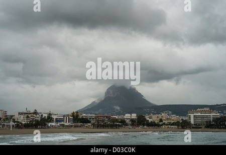 Une vue sur l'Arenal dans la ville espagnole de la montagne Montgo Javea avec à l'horizon. Banque D'Images